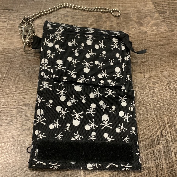 NWOT Skull & Cross Bones Tri-fold Wallet Purse with Chain Nylon/Velcro Closure - Picture 9 of 11